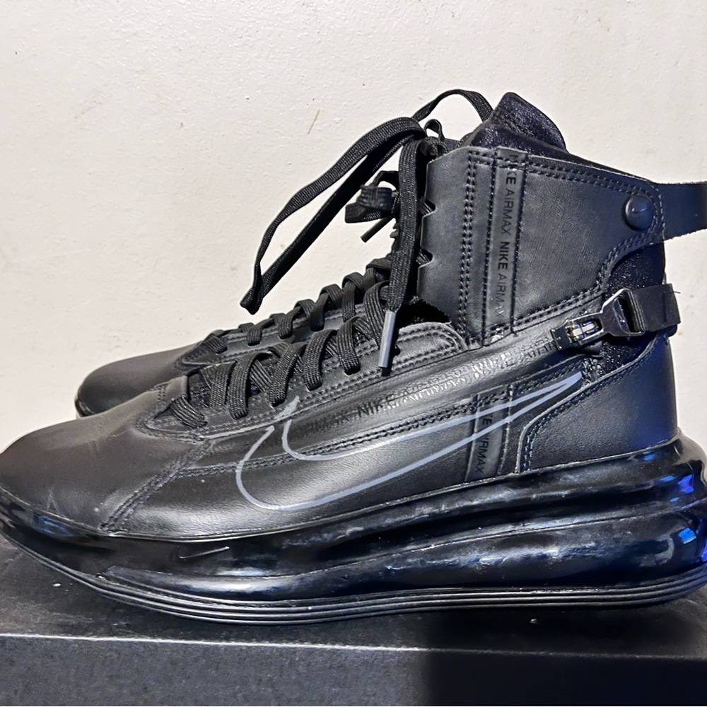 2019 Men's Nike Air Max 720 Saturn Blackout Triple Black Silver Used Size 7 NDS